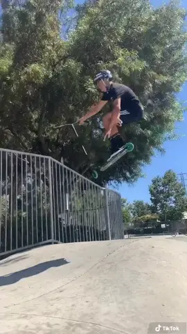 Grab tricks w/ @chris_barcelo // #fyp #fypシ #xyzbca #scootin #scoot4life #scootgang #whyyourlookingatthehastags #grantschindler