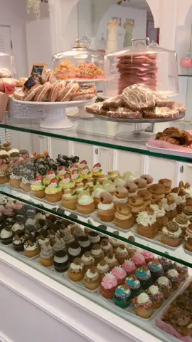 The cutest little #CupcakeShop 💓🎉🎂 #cakedupcafe #newyork #cupcakesfordays #dessert #fyp #foryourpage #dessertsoftiktok #bakerylife #cafe #bakery