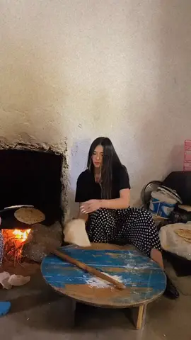 Her ailede o arka planda işi dalgaya alan ablamdan 1 tane vardır dimi? 😂 #köylügüzeli
