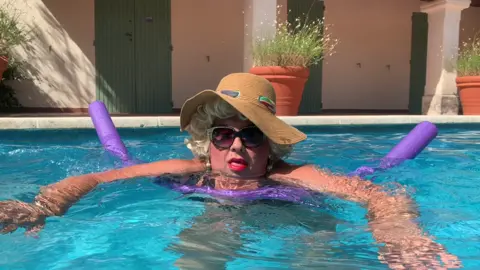 Vacances de rêves avec #zize @zizedupanier #affaireconclue #france2 #warnerbrostv #humour #amitie