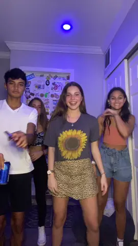 Gianna concentradísima 🤣 #UmbrellaChallenge #naturevibes #ramsayreacts #wholenewgame #foryou #fyp #parati #dance #latinas #hispanics