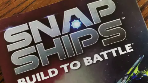 Toy unboxing video of the PlayMonster Snap Ships build to battle Toy. #unboxingvideo