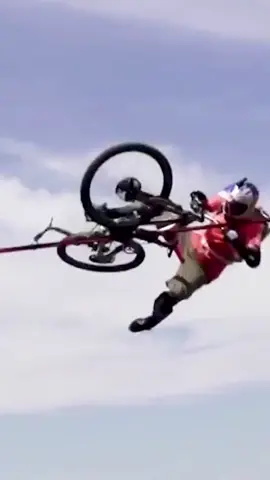 Vélo + Slackline ! Ça donne ça ! 😨👏 w/ @belaeykenny1983 #donnedesailes #bike #slackline #crazy