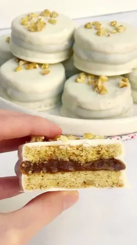•ALFAJORES DE CHOCOLATE BLANCO Y NUEZ• Mis preferidos 🙌🏼😍 #recetasdulces #recetasrapidas #recetasfaciles #alfajores #alfajoresdechocolate #postres