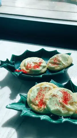 sugar cookies + homemade frosting 🍪 countdown: 141 days!! pls don’t ask 4 recipe it’s a mix ❤️🎄❄️ #baking #Recipe #fyp #christmastiktok #christmas