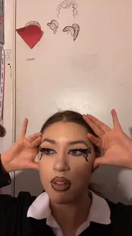 Did this butterfly wing freehand off da dome #makeup #butterfly