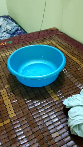 cả nhà đang ngủ tự nhiên nhà bị dột đúng chỗ ngủ..😴😴 thì e biết phải làm sao😭😭😭