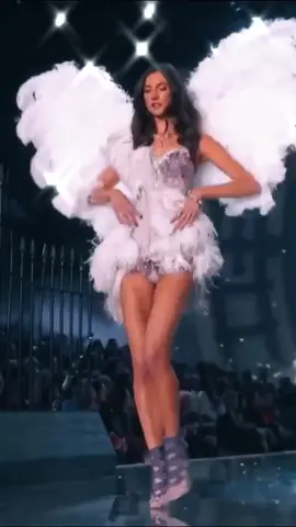 Jacquelyn Jablonski in the portrait of an angel segment at the 2015 #VSFS 🦋