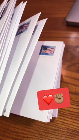 Escribiendo cartas a migrantes detenidos! ✊🏽❤️ #Inmigrantes #Inmigracion #Latinos #Hispanos #LatinosUnidos #502 #503 #504 #Mexico #Honduras #Guate