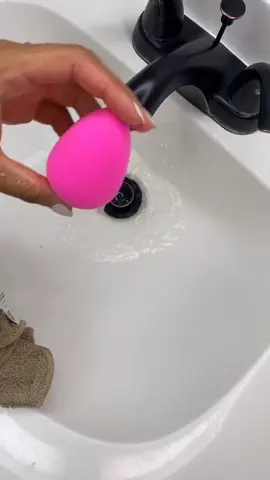 Cleaning my beauty blender with their Solid Pro beauty cleanser 😊 how satisfying! 😍 #fyp #foryoupage #beautyblendercleaning #beautyblender #makeup