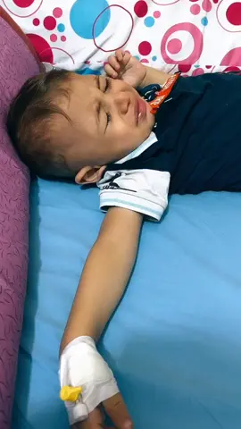 احمد ابني تعبان جداا ومحتاج دعواتكو فضلا وليس امرا ادعولو ربنا يشفيه