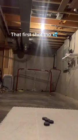 This is a highly underrated sound #hockey #bardown #hockeyguy #hockeyshooting