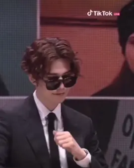 Lee Dong Wook 😂😍 #leedongwook #tiktokstage #sunglassedropchallenge #kdrama #explore #fyp #foryourpage #اكسبلورر #اكسبلور