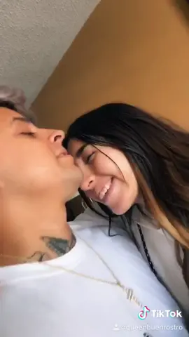 Cuando necesito ir al baño pero no puedo pararme sola😂 siempre esta @cedmejia_ para ayudarme y chiquearme 😻