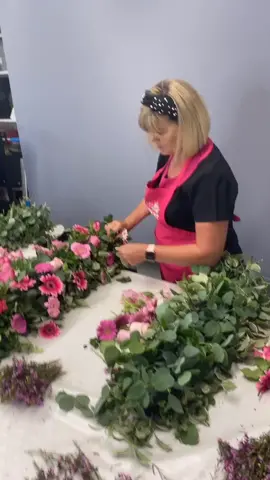 Table garlands in pink #prettyinpink #flowerschool #kaysflowerschool #flowers4u