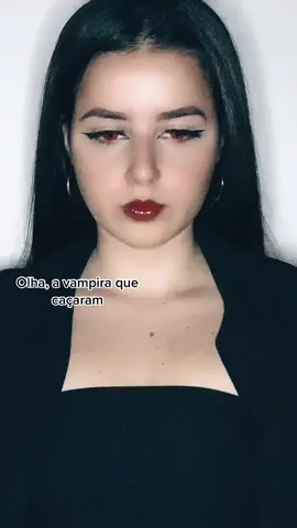 #pov Caçadores se aproveitam dos seres mitológicos da sua cidade para prendê-los e os deixar em exibição na praça. Eu sou uma vampira e fui pres4.