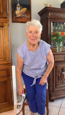 J’avais très envie de le faire même si ce n’est pas très réussie ❤️👵🏻 #pourtoi #fyp #foryou #grandma #SwitchTenues #transition