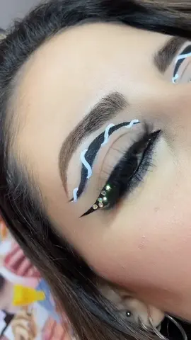 Tutorial🖤 #makeuptutorial #makeupstepbystep #makeuprevolution #makeupprocess #makeuptransformation #makeupchallenge #podermua #makeuptechniques #fyp