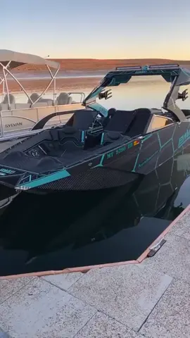 Rate this view 👍🔥. #boat #speedboat #lake #lakeboat #wakesurfing