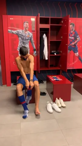Inside the locker room 😳 #pedri #fcbarcelona