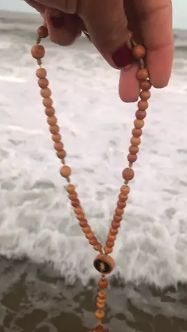 #tercodamisericordia #Deussanto #jesuseuconfioemvós #tiktok #mariapassanafrente Deus Santo, Deus forte, Deus imortal, tende piedade de nós 🙏🏼✨🌺📿