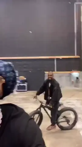 Kanye West and 2 Chainz goes on a night bike ride! 👀🚲 (IG: 2chainz) #hiphop #4u #viral