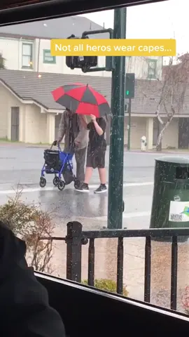 Samaritan holds umbrella for elderly man in the rain (🎥: Newsflare) #hero #angel #umbrella #rain #elderly #kind #pure #wholesome #helper #samaritan