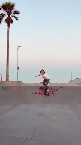 happy friday! ⚡️🛹😋 #skatergirl #carverskate #carverskateboard #venice #veniceskatepark #veniceskate