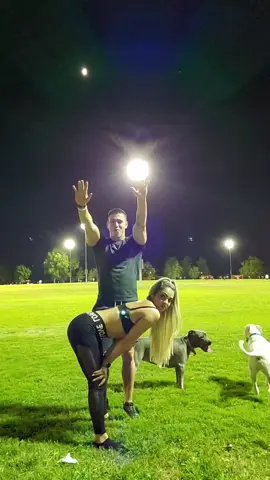 My girl is super strong what do you think? @kiriamdearmas #fyp #handstand #artist #performance #parati #viral