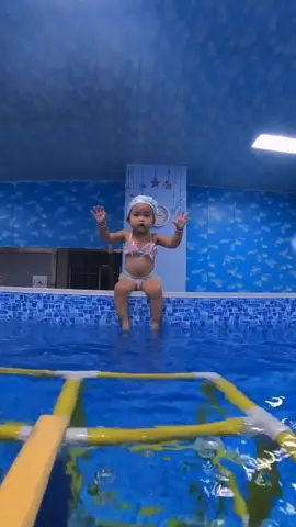 Baby girl diving #WelcomeWeek #diving #foryou