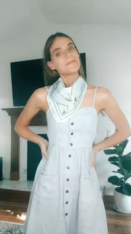 How to wear a square scarf around your neck 💃 #fyp #scarftutorial #scarfchallenge #scarfchallengetutorial #neckscarf #foryou #foryoupage #scarves