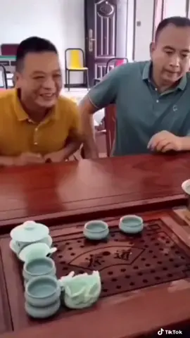 Điếu thuốc tôi mời bạn không nhận , chén trà rót tràn đuổi tôi đi, uống song miếng trà tôi úp chén, tình nghĩa Anh Em  biệt từ đây