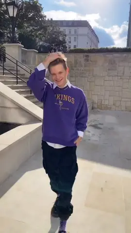 wtedy wszyscy pisali, ze zrobiłem złe bo pozowalem.. to teraz zrobiłem ten trend idąc🤪💜 widzieliście fotę w tej stylizacji?