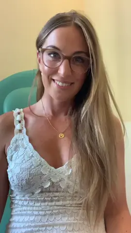 Unsere liebe Dr. Ela gibt euch einen Einblick in Ihr Leben & was beim 1. Besuch beim Frauenarzt alles abgeht. 💪🏽 (Instagram: @doktor_ela)