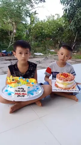 mẹ chúc con trai của mẹ sjnh nhật vui vẻ ngoan ngoãn học giỏi nhe con... còn riêng quốc huy dì 2 chúc con bớt bớt quậy laj nhe con thương 2 con nhju😍