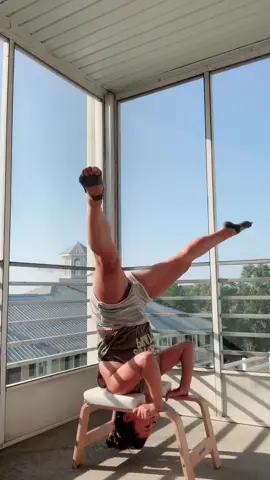 Happy Sunday! #feetuptrainer #toesox #pilatesinstructor #inversions #hipsdonttliechallenge #foryou #workoutchallenge #workout