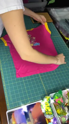 packing up a 2 item bundle! depop: @emmarogue #packingorders #satisfyingsounds #packagingasmr #polymailers #oddlysatisfying #foldinghacks #depopbundle