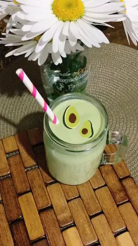 Vitamina de abacate. O segredo é o gelo! Fica uma delícia. #abacate #receitafacil