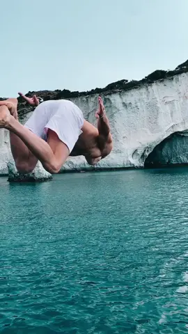 Boatjumping in paradise 🌏🇬🇷🌊 follow me on insta for backfollow friends 😛💙 #fy #fyp #vieal #goviral #travel #Summer #abs #fitboy #travellife