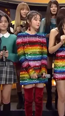 irene de vestidinho arco-íris😭😭😭😭