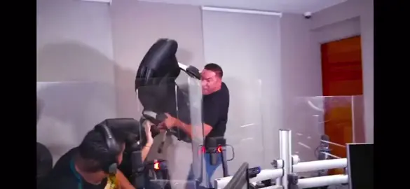Esto nunca debió llegar a esto. Video completo en YouTube. @matalluvia vs. Cristian Casablanca en Alofoke Radio Show. Behind en El Show De CarlosDurán