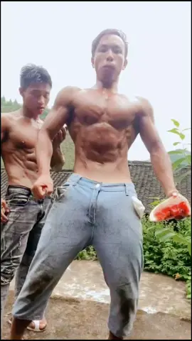 It's hot, have some watermelon to quench your thirst#fyp #flesh #abs #train #sturdy #gym #workout #adhere #foryou