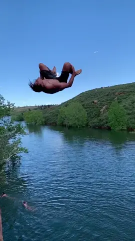 Big ‘ol gainer at horsetooth reservoir #flip #gainer #foryou #fyp #backflip #cliffjumping #cliffdiving￼
