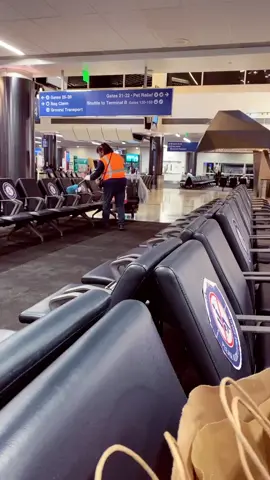 Gracias a todas estas mujeres trabajadoras que limpian todo un aeropuerto para que tú no te enfermes 🙏🏻✈️