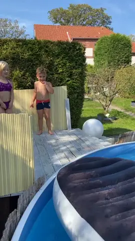 Er hat sich so erschrocken, weil ein Riesen Tier im Pool war.. ïnsta-tobii_fh❤️🥺