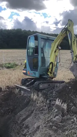 Drainage ist doch zur Abwechslung immer mal schön oder was meint ihr? 🌾 #schleswigholstein #agriculture #baggern #kramerallrad #drainage
