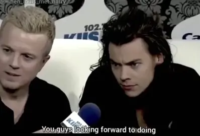 keep in mind: friends is harry’s favorite tv show 🧐😏 #louistomlinson #harrystyles #larry #larrystylinson #foryou