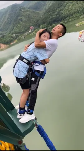 Many women dare not jump, and the coach will jump with her.😆😆😆#10SecondsVs #fyp #bungeejump #foryou #tiktok