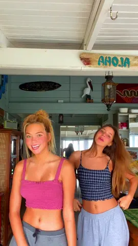 @maevareichert @comethaisa #fyp #girls #goldenhoes