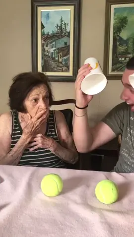 Por favor veja esse vídeo. Hahahah eu choro com as carinhas dela! HAHAH #magica #copo #humor #comedia #paravoce #foryoupage